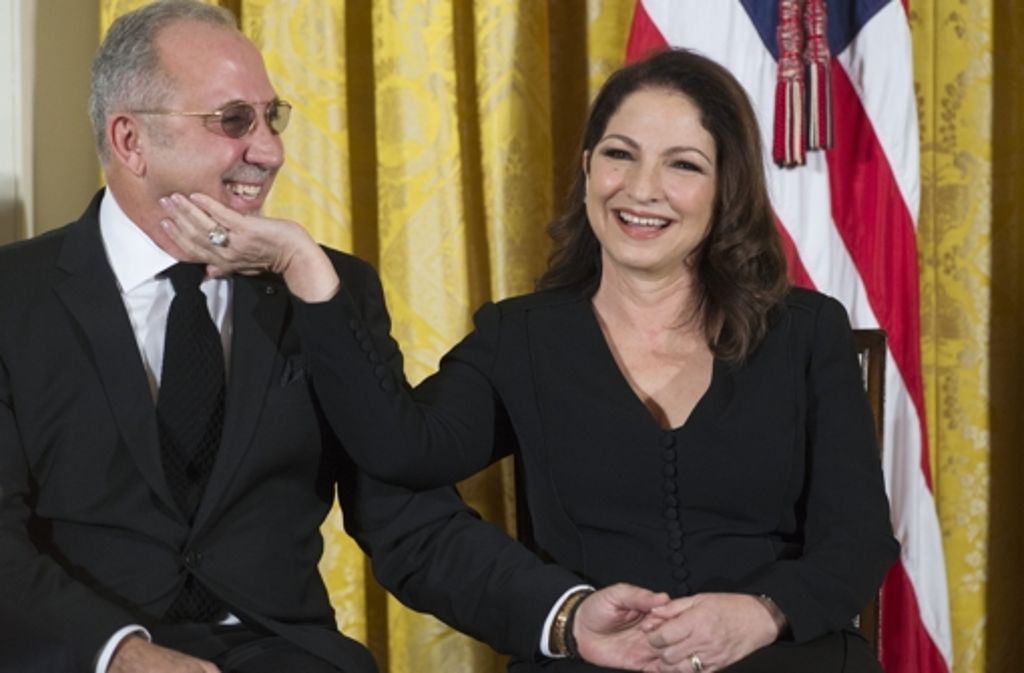 Die Musikerin Glorian Estefan und ihr Mann, der Produzent Emilio Estefan waren ebenfalls zu Gast im Weißen Haus. Das kubanisch-amerikanische Ehepaar zählt zu den 15 Preisträgern, die von Obama geehrt wurden.