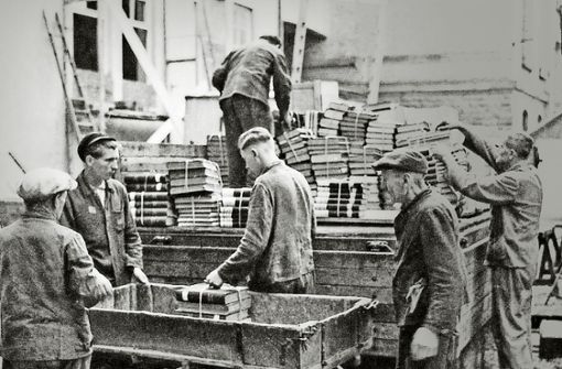 Sowjetische Zwangsarbeiter laden an der Universität Stuttgart Bücher auf einen Wagen. Gunter Demnig verlegt Stolpersteine für Zwangsarbeiterkinder in Möhringen (Bild oben),  Stolperstein  für die Zwangsarbeiterin Katharina Karanowa. Foto:  