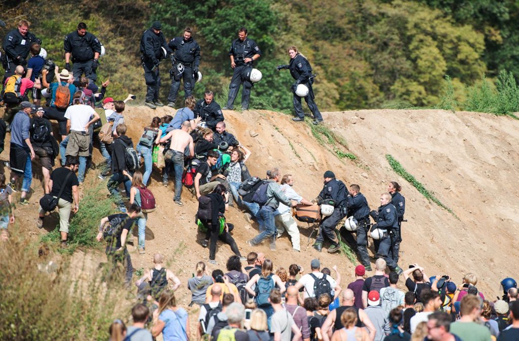 Die Menschenmasse versucht, sich gegen die Polizei am Rande des Hambacher Waldes zu wehren.