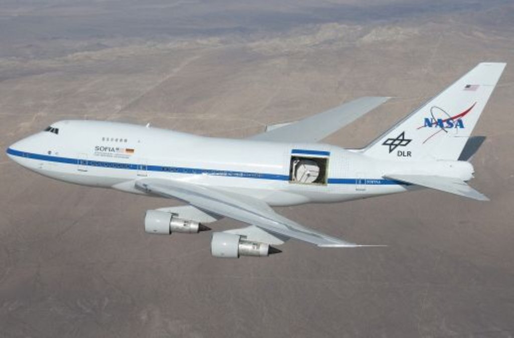 Eine Boeing 747 als Sternwarte: in 14.000 Meter Flughöhe wird die Luke vor dem Teleskop geöffnet.