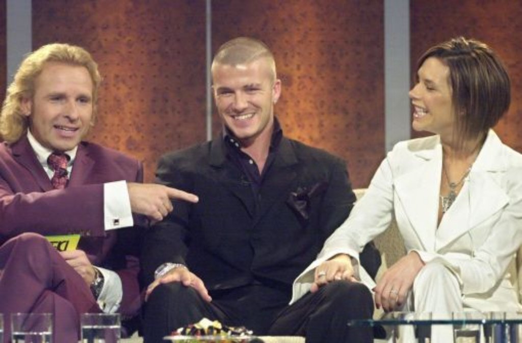 Die Rechung geht auf: Die Beckhams sind gefragt wie nie. 2001 sitzt das britische Glamour-Pärchen sogar bei Thomas Gottschalk auf der Wett-Couch.