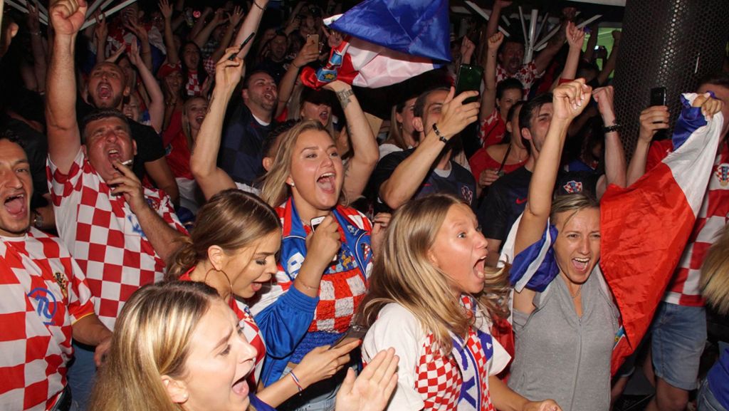  In der Nacht zu Sonntag verwandelte sich die Stuttgarter Innenstadt in eine riesige Party-Zone. Tausende Kroaten bejubelten den Auftaktsieg ihres Teams gegen Nigeria. Wir zeigen die emotionalsten Momente im Video. 