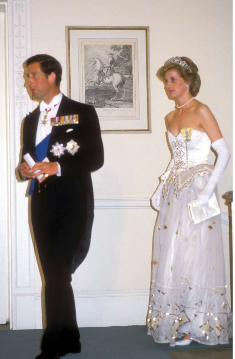 1986: Mehr Prinzessin geht nicht – diese gold-weiße Robe von Emanuel wurde 2013 versteigert und brachte 80.000 Pfund ein.