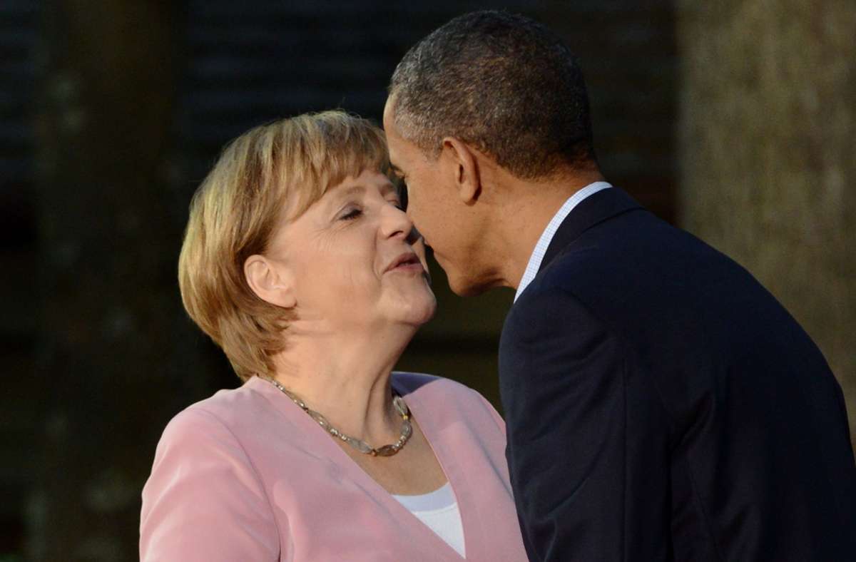 18. Mai 2012: Das nächste Treffen der G-8-Staaten: Dieses Mal ist Barack Obama der Gastgeber, er empfängt Angela Merkel in Camp David mit einem Küsschen. Im Mittelpunkt der Gespräche stehen die Euro-Krise und Merkels Sparkurs, der in den USA heftig kritisiert wird. Auch in Frankreich setzt man unter dem neu gewählten Präsidenten François Hollande eher auf Wachstumspolitik. Auf einheitliche Maßnahmen, um die Wirtschaften zu stärken, kann man sich daher beim G-8-Gipfel nicht einigen. Fun Fact: Um das Champions-League-Finale zwischen Bayern München und Chelsea zu gucken, setzt sich Merkel während der Konferenz mit dem damaligen britischen Premier David Cameron im Nachbarzimmer vor den Fernseher.