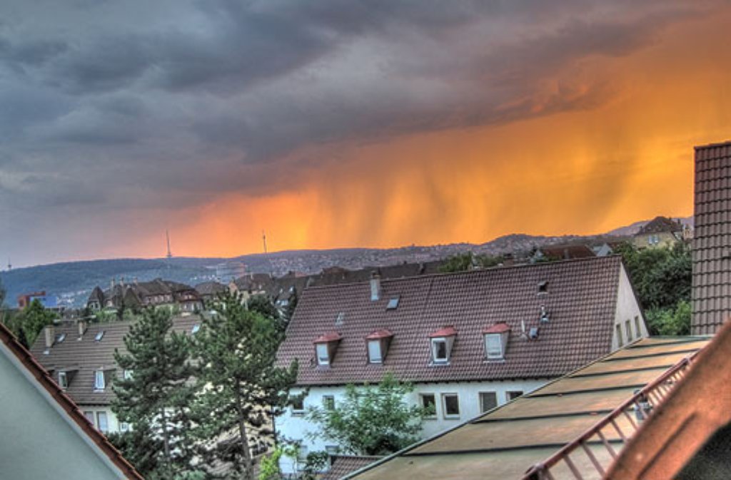 Über die Dächer von Bad Cannstatt hinweg hat Florian Zillner diesen spektakulären Sonnenuntergang aufgenommen, der den Fernsehturm in orangefarbenes Licht taucht.