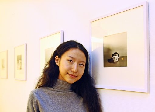 Yingji Yang vor einem ihrer preisgekrönten Bilder. Foto: Günter E. Bergmann