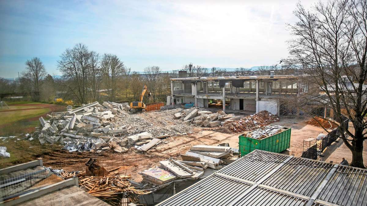 Sichtbare Etappe in Richtung Neubau: Der kontaminierte Altbau der Esslinger Zollberg-Realschule  ist Schutt
