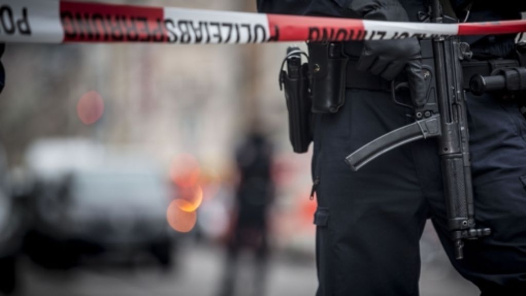 Bewaffneter auf Dach in Stuttgart: Wer trägt Kosten des Polizeieinsatzes?