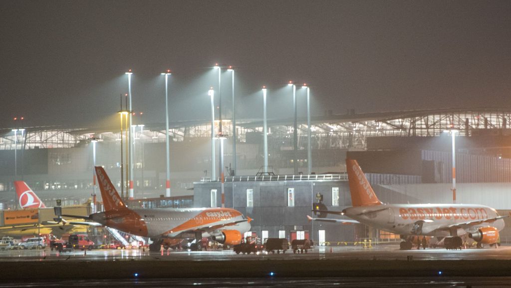 Hamburg: Zwei Menschen auf der Flucht legen Flughafen lahm