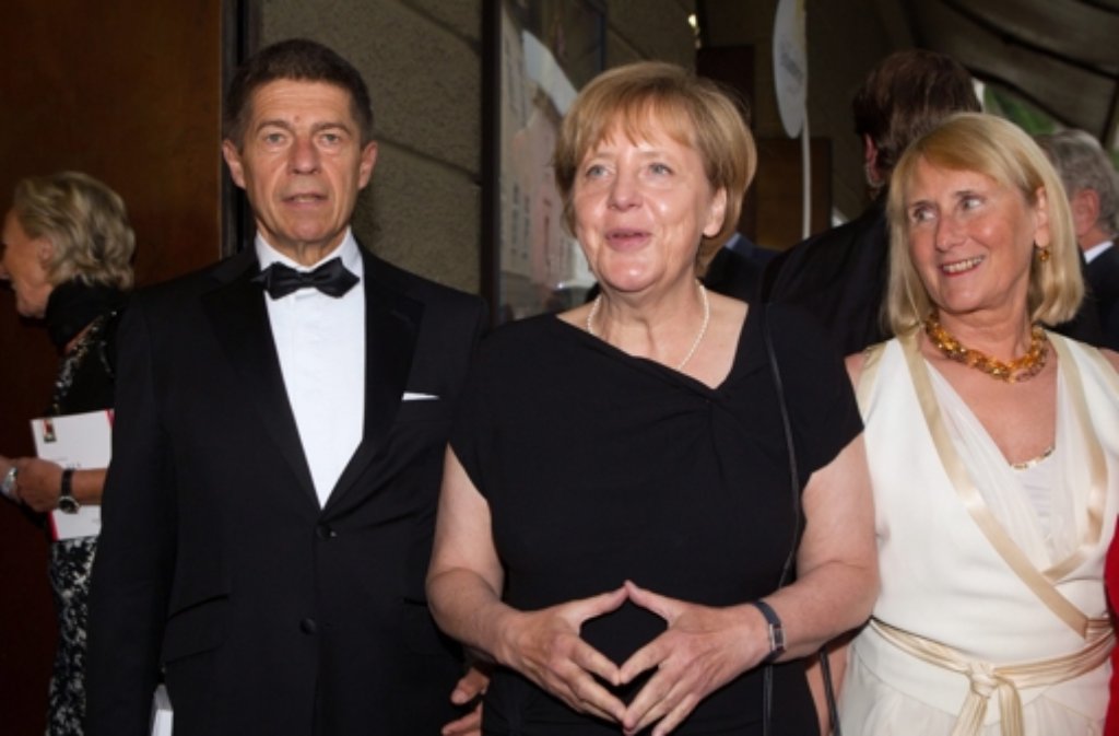 Salzburg 2014: Bundeskanzlerin Angela Merkel im schwarzen Abendkleid mit asymmetrischem Ausschnitt - ...