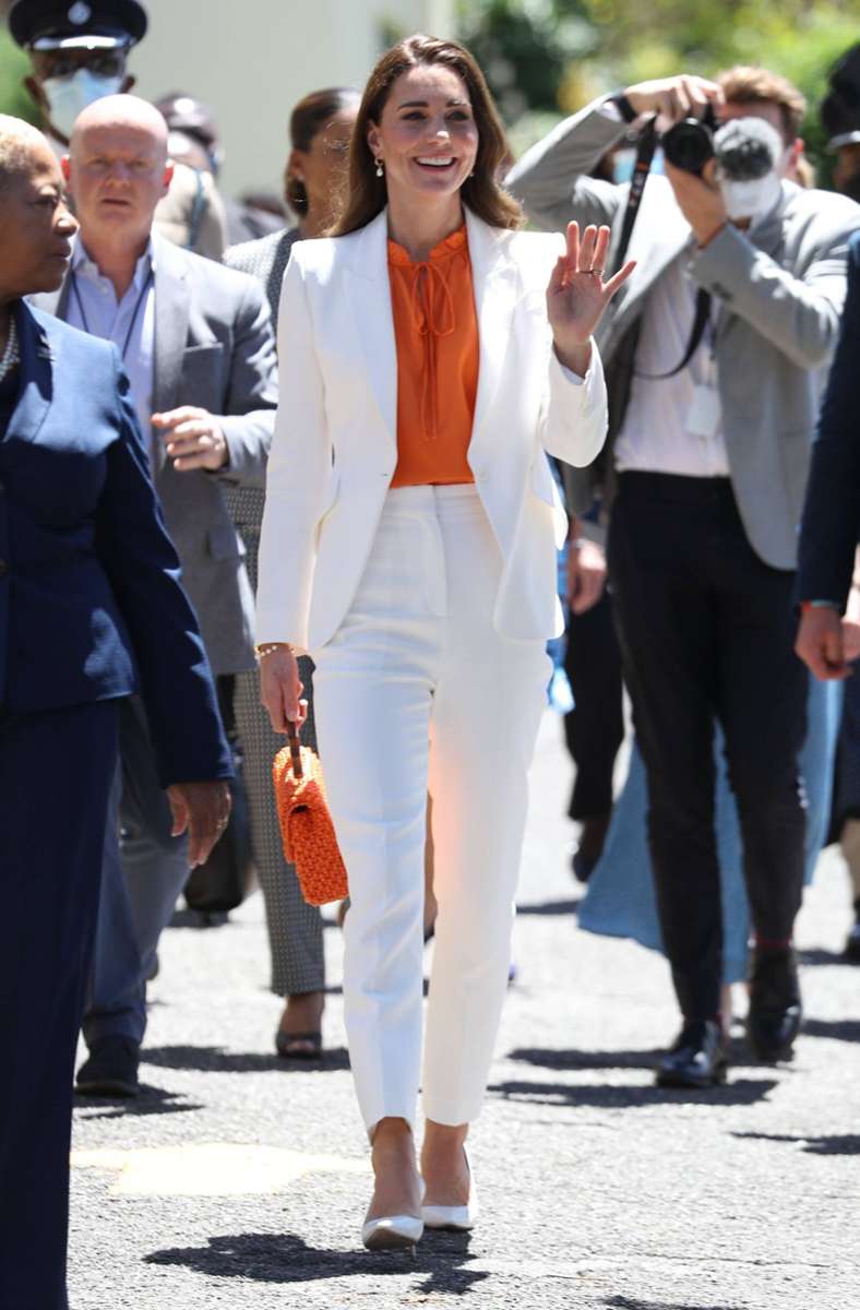 Das erste Mal führte Herzogin Kate den weißen Anzug bei ihrer Karibiktour im Frühjahr in Jamaika aus – kombiniert mit einer knalligen orangefarbenen Bluse...