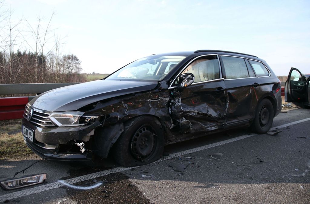 Während der Unfallverursacher und der Fahrer dieses VW mit leichten Verletzungen davonkamen...