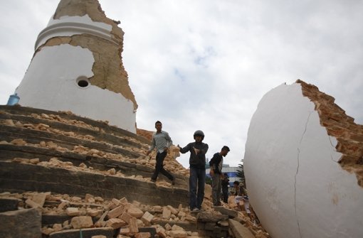 Hilfskräfte räumen auf, nachdem der historische, 60 Meter hohe Dharahara-Turm in Kathmandu eingestürzt ist. Foto: AP