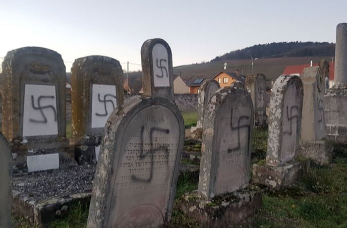 Unbekannte schänden mehr als 100 jüdische Gräber