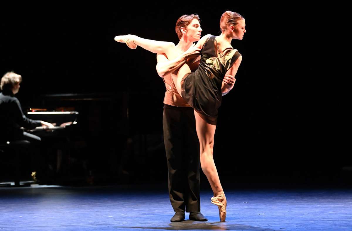 Die Szene aus Mauro Bigonzettis Beethoven-Ballett „Einssein“ zeigt Matteo Miccini mit Mackenzie Brown.
