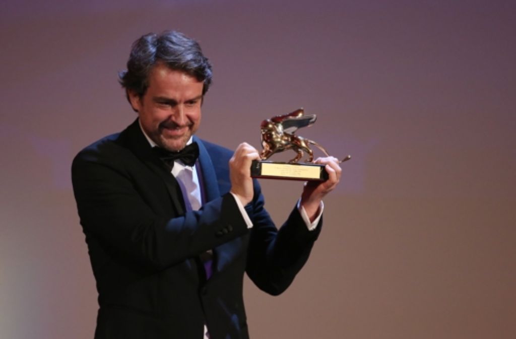 Der Regisseur Lorenzo Vigas aus Venezuela mit seinem Goldenen Löwen für den Film „Desde allá“. Bilder vom Filmfestival gibt es hier.