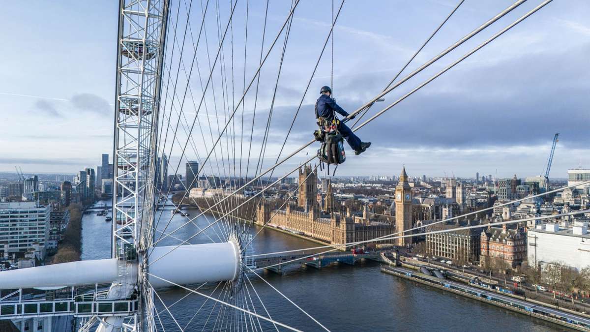 Frischer Anstrich für das London Eye: Ein Maler seilt sich von der Spitze des Riesenrads in der britischen Hauptstadt ab, um der Attraktion eine neue Schicht Farbe zu verpassen. Alle drei Jahre bekommt das 135 Meter hohe Wahrzeichen Londons einen neuen Anstrich.