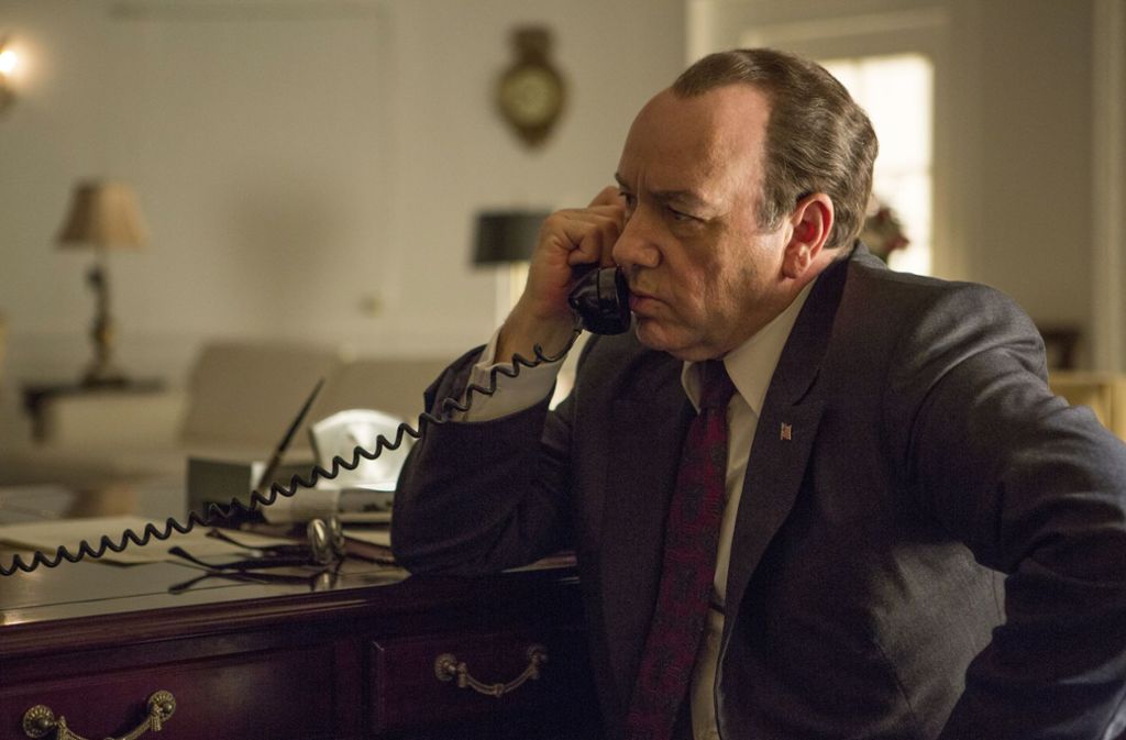 Der macht sich spontan und unangemeldet auf, Richard Nixon (Kevin Spacey) im Weißen Haus zu besuchen.