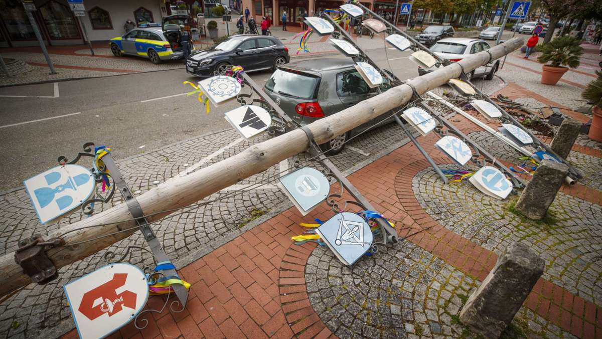  Über die Region ziehen am Dienstag heftige Windböen. In Weinstadt im Rems-Murr-Kreis weht der Wind so heftig, dass ein Maibaum umstürzt und das Auto einer Seniorin trifft. 