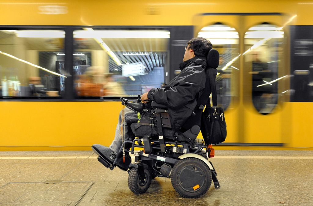 Mit einem E-Rollstuhl kommt man nicht überall in die Stadtbahn. Foto:  