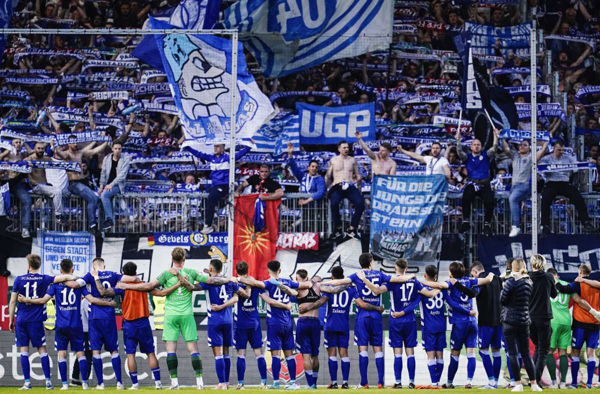 Der FC Schalke 04 spielt in der neuen Saison wieder in der Bundesliga. Im Jahr 2021 flossen 9,914 Millionen Euro an Berater.