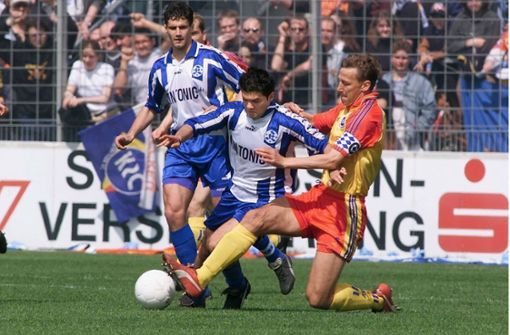 Der Schwabe Guido Buchwald (re.) trug auch den Dress des Karlsruher SC – hier im Duell im April 1999  mit den Stuttgarter Kickers (Niko Chatzis, Darko Ramovs/li.). Foto: imago/imago sportfotodienst