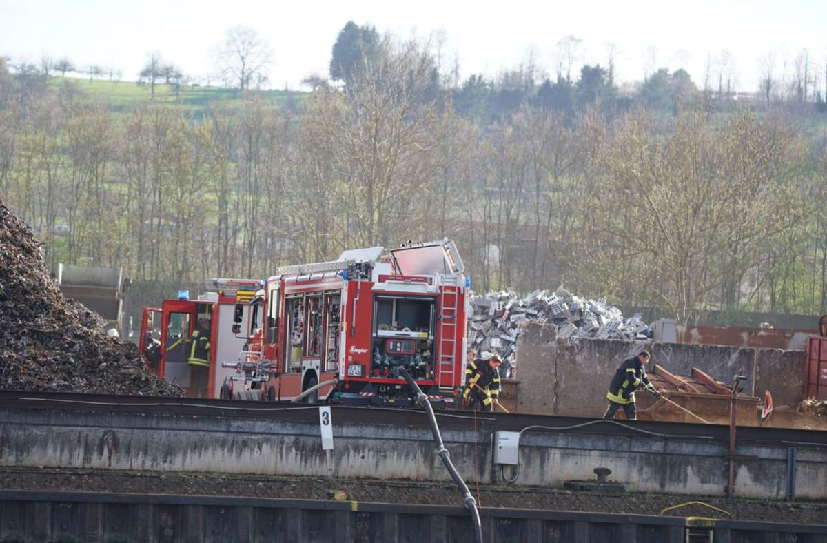 Zwischen Deizisau und Plochingen brannte es auf einem Firmengelände.
