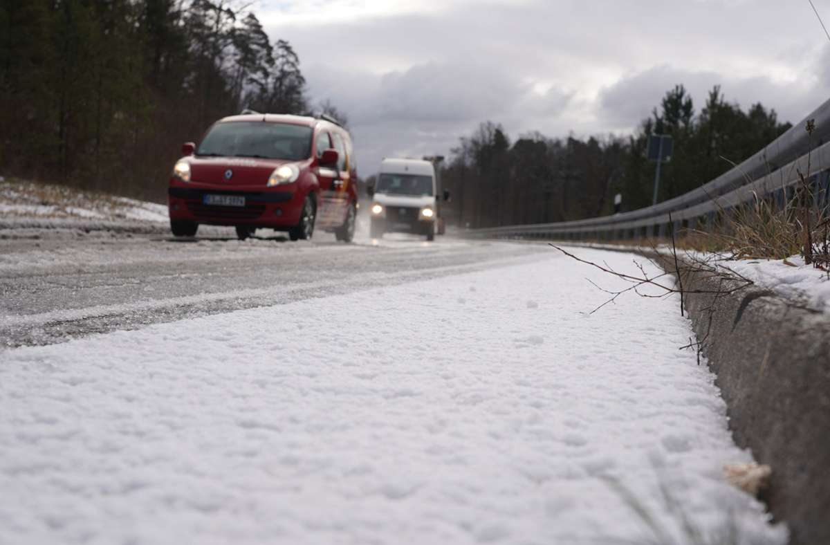 Autofahrer haben auf der Wildparkstraße winterliche Bedingungen.