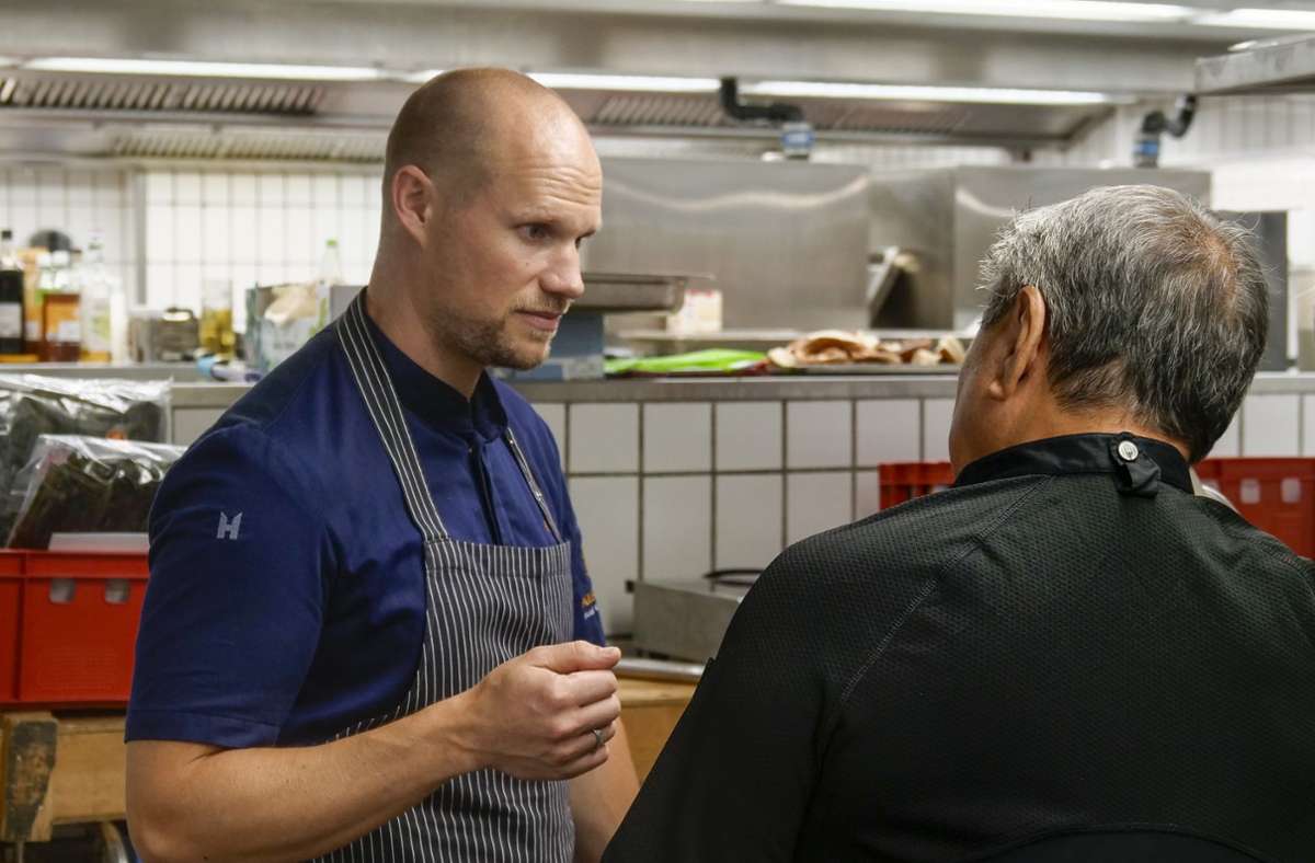 Adler-Küchenchef Max Speyer im Gespräch mit Alan Wong.