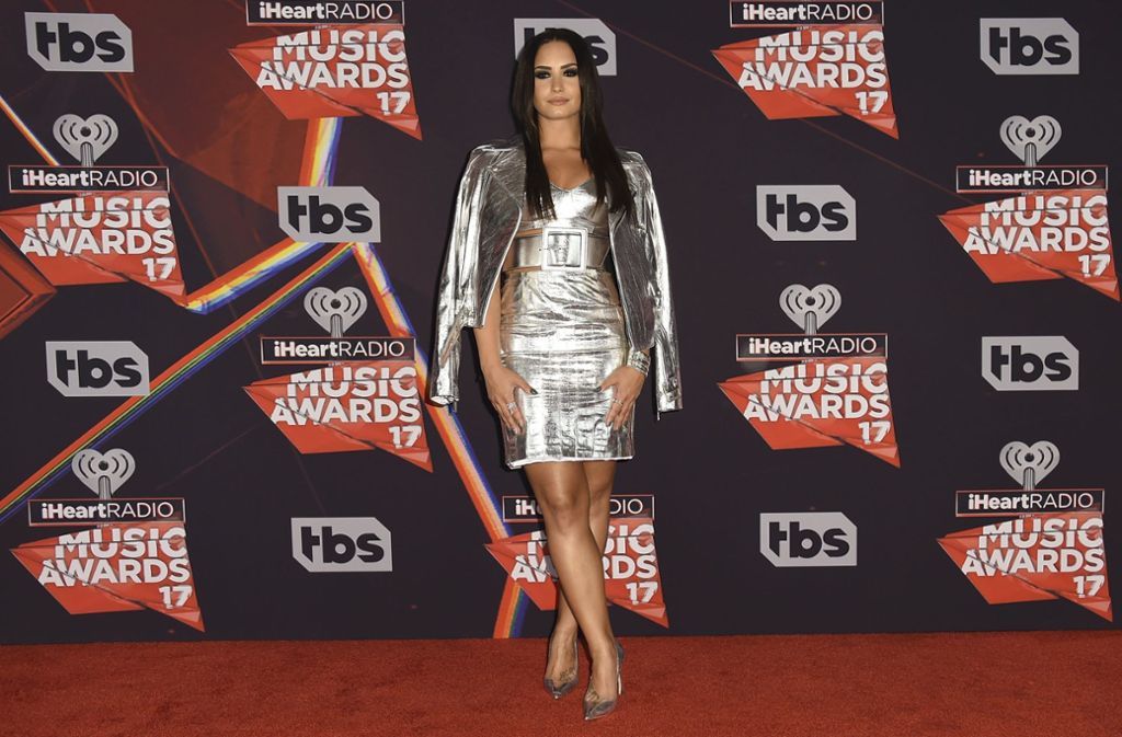 Demi Lovato erscheint im angesagten Metallic-Look.