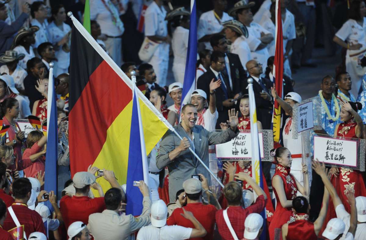 Basketball-Superstar Dirk Nowitzki trug bei der Eröffnungsfeier 2008 in Peking die schwarz-rot-goldene Fahne.