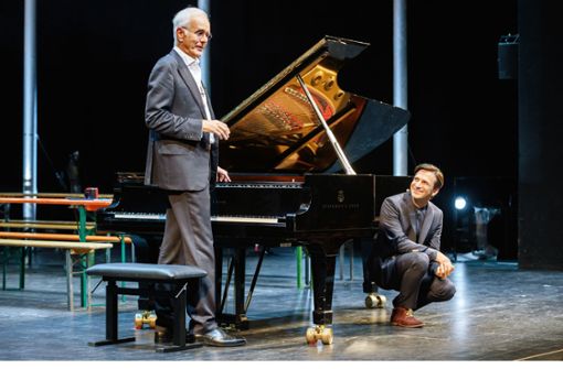 Nicht ohne meinen Steinway: Harald Schmidt (links) mit  Cornelius Meister, Generalmusikdirektor der Stuttgarter Oper Foto: Björn Klein