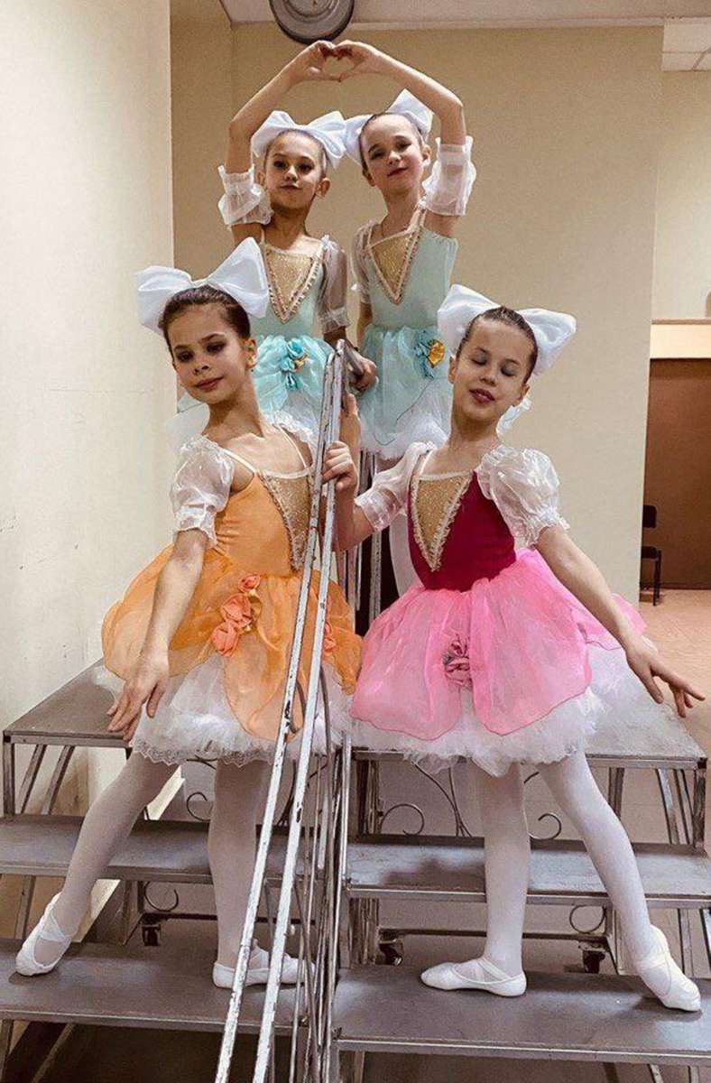 Seit dem Alter von drei Jahren besucht Alisa (im orangefarbenen Kleid) die Ballettschule in ihrer Heimatstadt Charkiw.