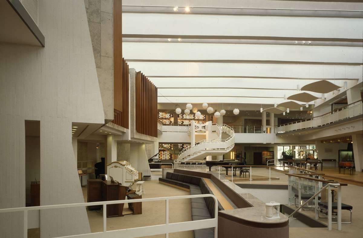 Das Staatliche Institut für Musikforschung in Berlin mit seinem Musikinstrumenten-Museum wurde 1979-1984 von Edgar Wisniewski nach dem Entwurf des 1972 verstorbenen Architekten Hans Scharoun ausgeführt.