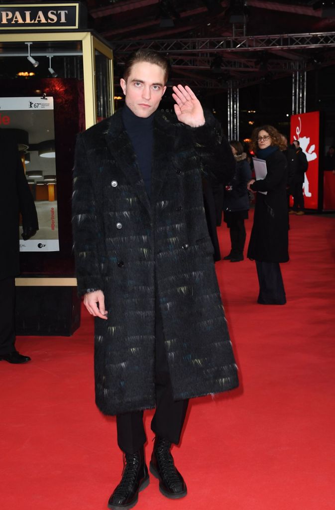 Mit diesem Fransen-Mantel schritt Pattinson den Roten Teppich ab und weckte Assoziationen zu einem dunklen Grafen aus Transsilvanien.
