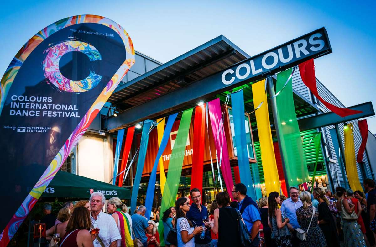 Bunte Fahnenpracht unter prächtigem Sommerhimmel: So präsentierte sich das Colours-Festival bei den vergangenen Ausgaben und sorgte für Festivalatmosphäre bis in den Garten des Theaterhauses.