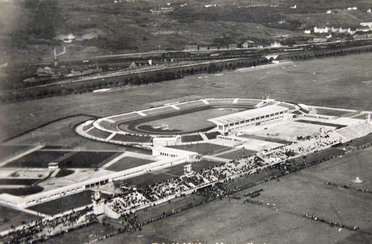 Zwischen 1929 und 1933 wird das Stadion an seinem heutigen Standort in Bad Cannstatt von Grund auf neu gebaut.