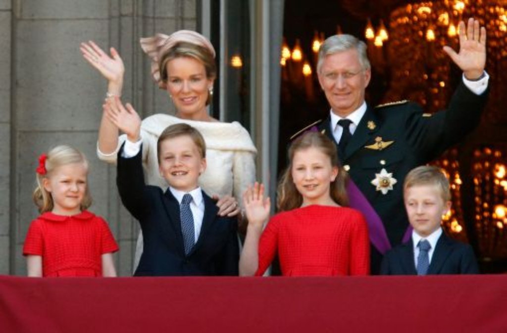 Königin Mathilde von Belgien (hinten links) und König Philippe von Belgien (hinten rechts) grüßen das Volk zusammen mit ihren Kindern (vorne, von links:) Prinzessin Eleonore, Prinz Gabriel, Prinzessin Elisabeth and Prinz Emmanuel. Foto: dpa