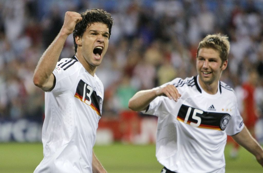 Bei der EM 2008 mischt Thomas Hitzlsperger (hier beim Jubeln mit Michael Ballack) in fünf von sechs Partien mit, das deutsche Nationalteam wird Zweiter.