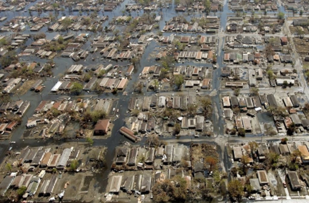 Besonders hart trifft es New Orleans im Bundesstaat Louisiana. Die Stadt liegt größtenteils unter dem Meeresspiegel und ist umgeben von mehreren Seen. Als der Hurrikan die Flutmauern durchbricht, wird New Orleans fast komplett überschwemmt.