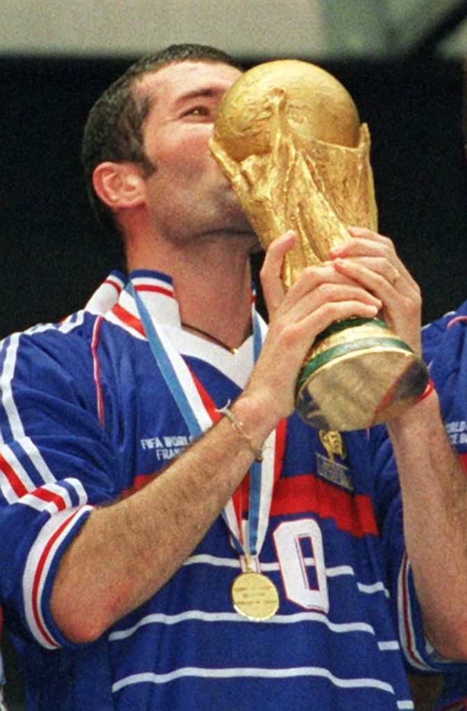 Fußball-WM 1998 in Frankreich: Die „Grande Nation“ krönt sich selbst - Spielmacher Zinedine Zidane köpft die Franzosen bei der WM im eigenen Land zum ersten Weltmeistertitel. „Les Bleus“ sind multikulti und einen - wenigestens für ein paar Wochen - ein Land auf der Suche nach sich selbst.