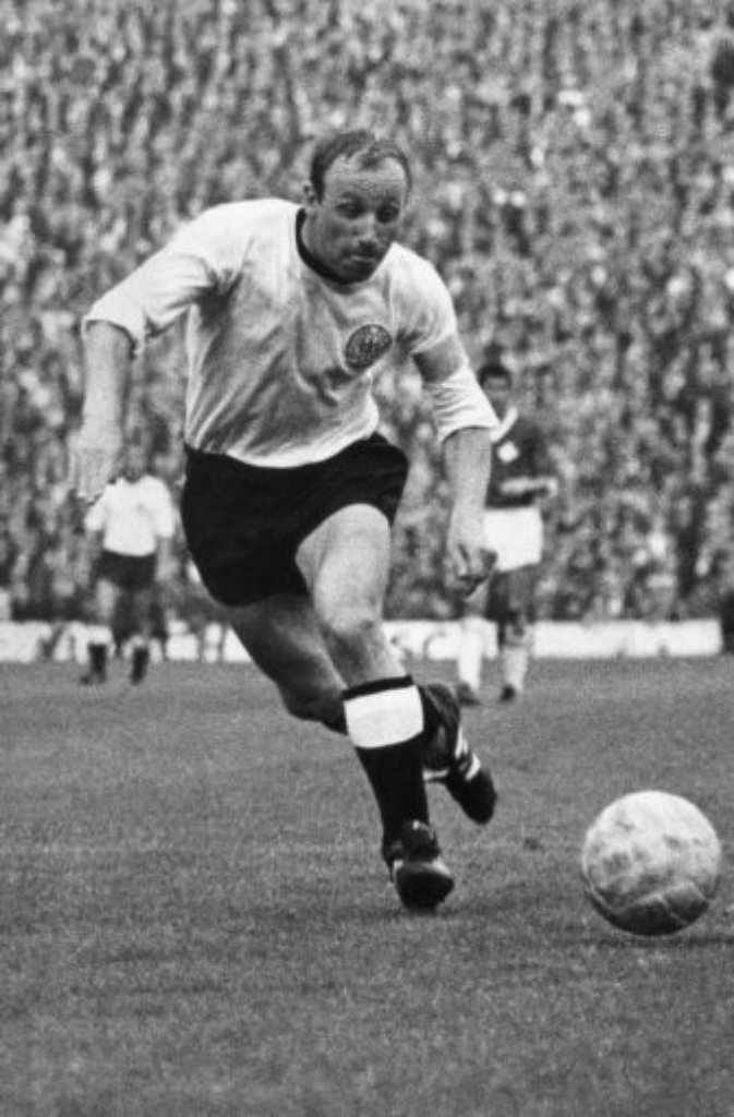 ... weißen Trikot mit schwarzem Kragen flitzte Uwe Seeler bei der Weltmeisterschaft 1966 in England durch die gegnerischen Reihen. Und ...
