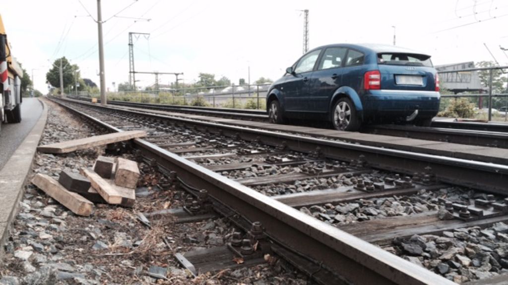 Unfall am Bahnhof Vaihingen: Frau fährt auf Stadtbahn-Gleise