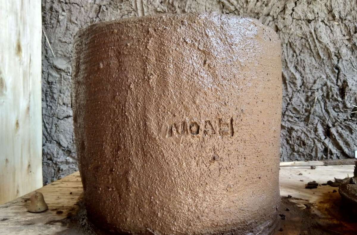 Der Noah-Ofen ist ein Vergaser, der während des Kochvorgangs Holz nicht zu Asche verbrennt, sondern zu Holzkohle vergast. Diese kann für Feuer wiederverwendet oder in Biokohle umgewandelt werden. Biokohle dient als organischer Dünger, der die Bodenfruchtbarkeit langfristig verbessert.