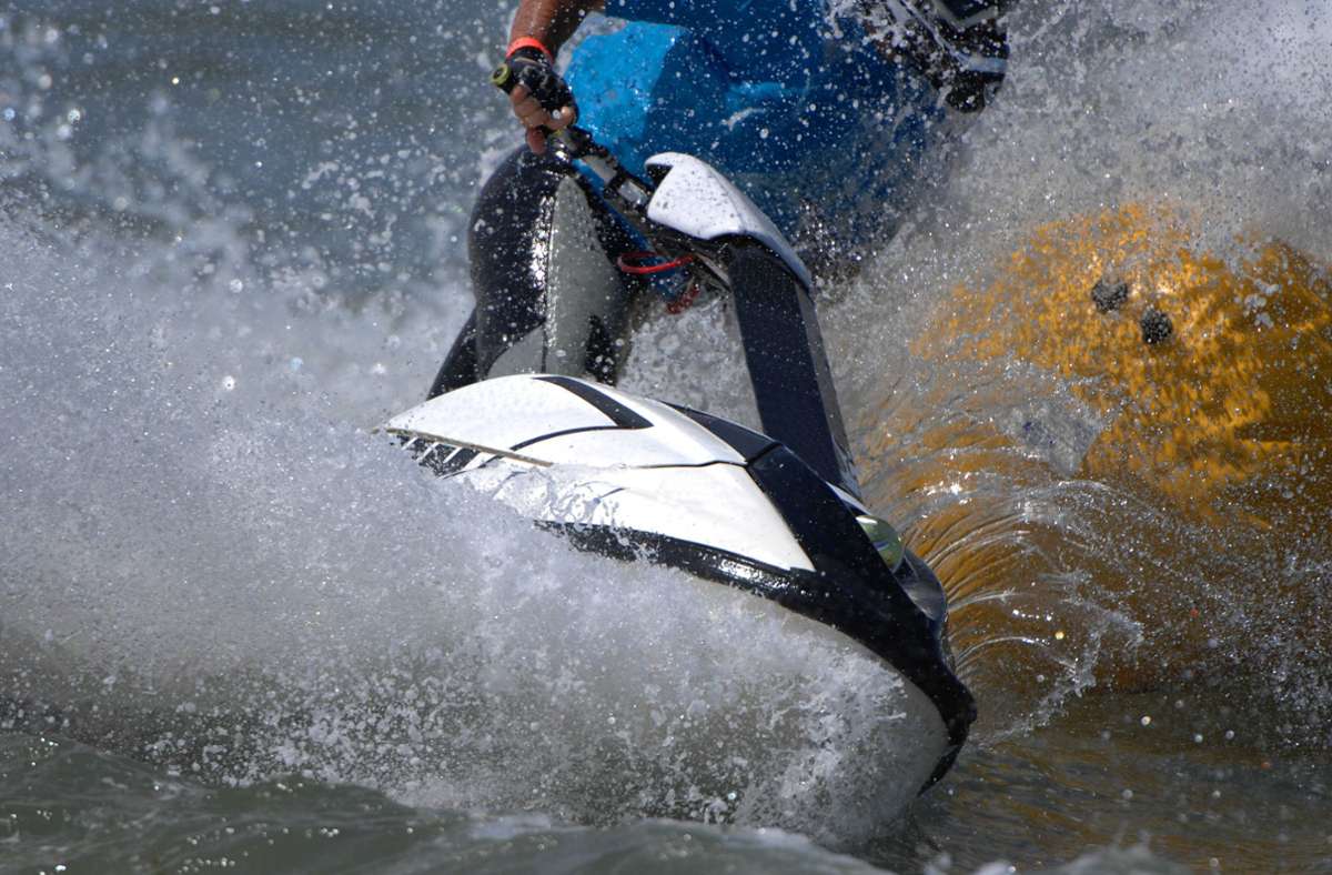 Jetskis sind schnelle Wassersportgeräte, die eigentlich stoppen sollten, wenn der Fahrer über Bord geht. Foto: imago images/CSP_sportlibrary