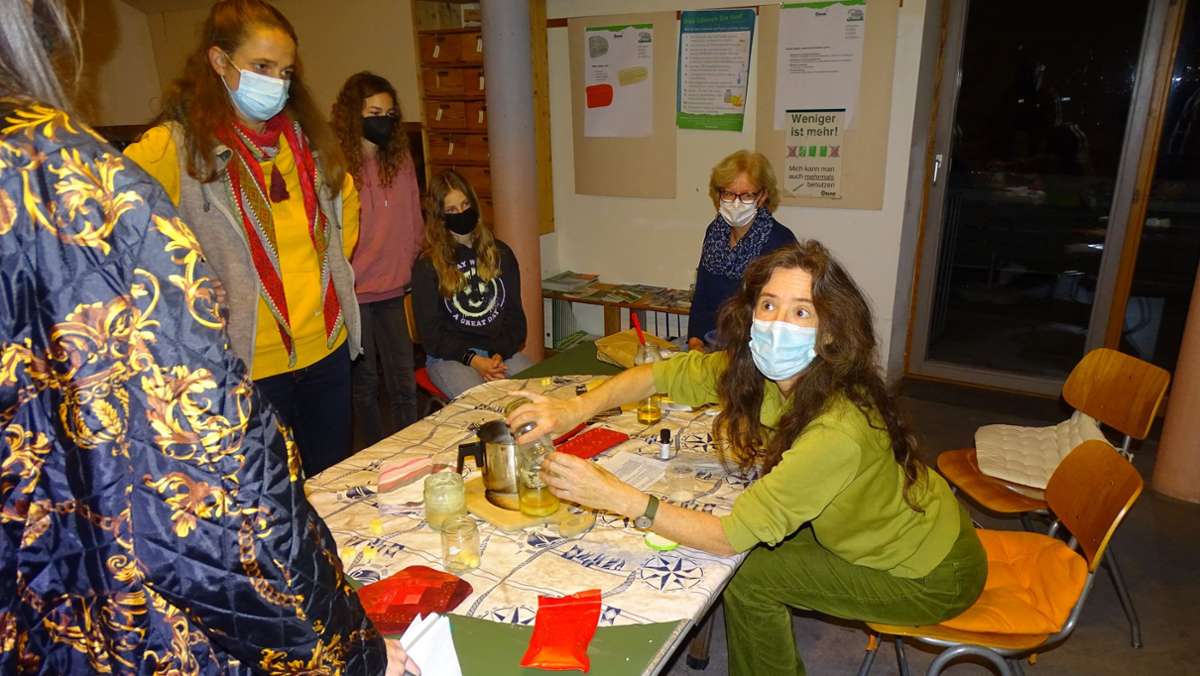  Die Naturpädagogin Birgit Aubert will nachhaltig leben. Seit Jahren versucht sie deshalb, Müll zu vermeiden. Drogerie- und Haushaltsartikel stellt sie weitestgehend selbst her. Wie das funktioniert? Ein Workshop zeigt’s. 