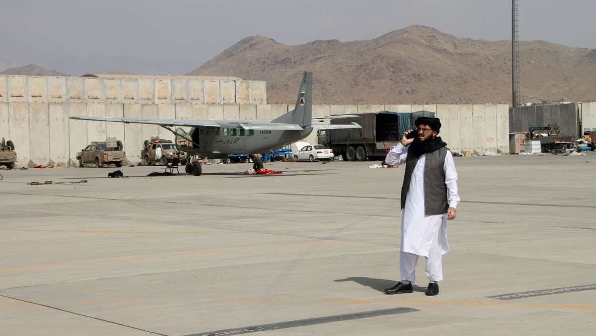  Die türkische Regierung verhandelt mit den Taliban ein Abkommen, um künftig den Flughafen der afghanischen Hauptstadt zu leiten. Die Übernahme könnte weitere Evakuierungen ermöglichen. 
