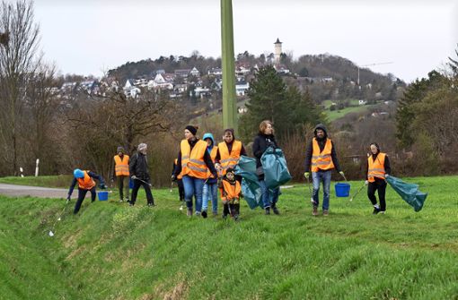Freiwillige sammeln im gesamten Gerlinger     Stadtgebiet wilden    Müll. Foto: Jürgen Bach