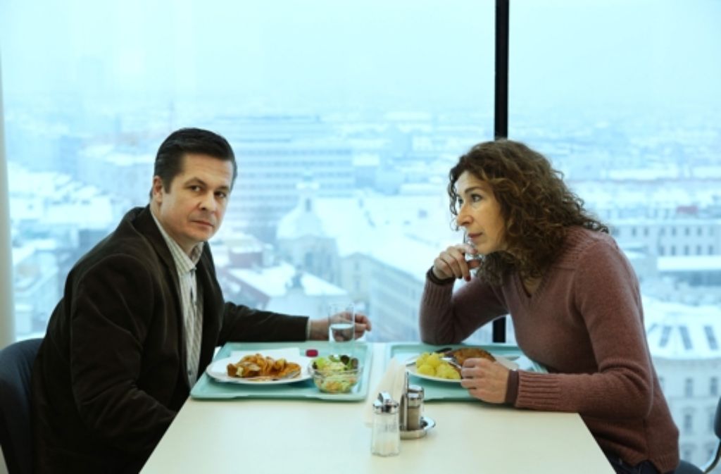 Bibi Fellner (Adele Neuhauser) isst mit ihrem Kollegen Markus Frey (Michael Dangl) zu Mittag...