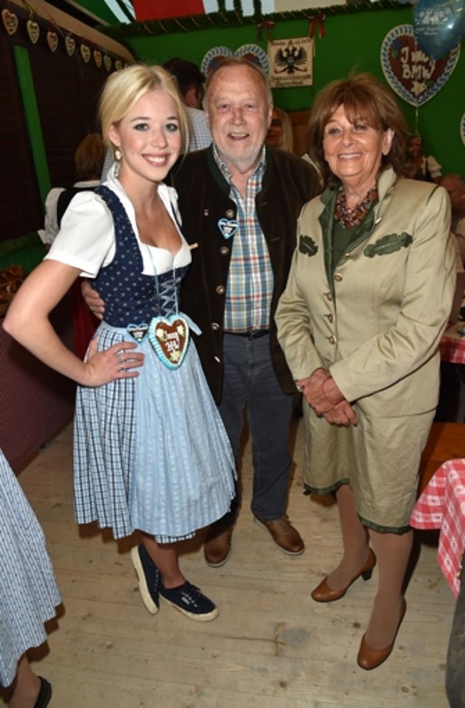 Schauspielerin Josefina Vilsmaier (links) mit ihrem Vater, Regisseur Joseph Vilsmaier, und Charlotte Knobloch, Präsidentin der Israelitischen Kulturgemeinde München und Oberbayern.